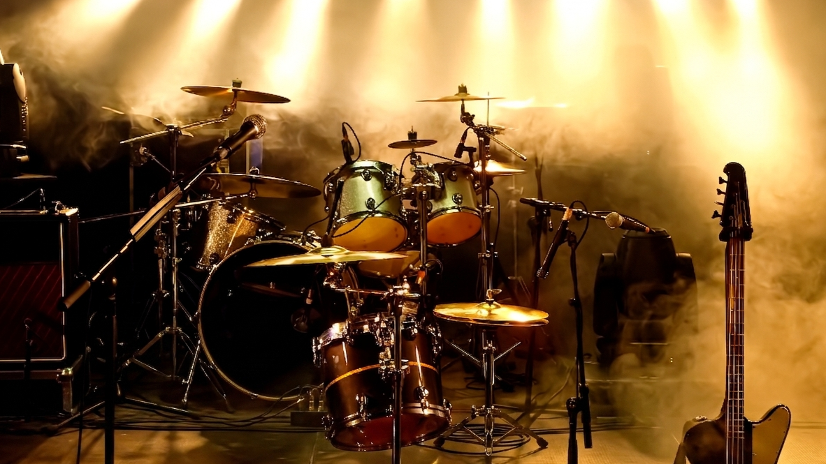 Drumkit auf der Bühne im Spotlight