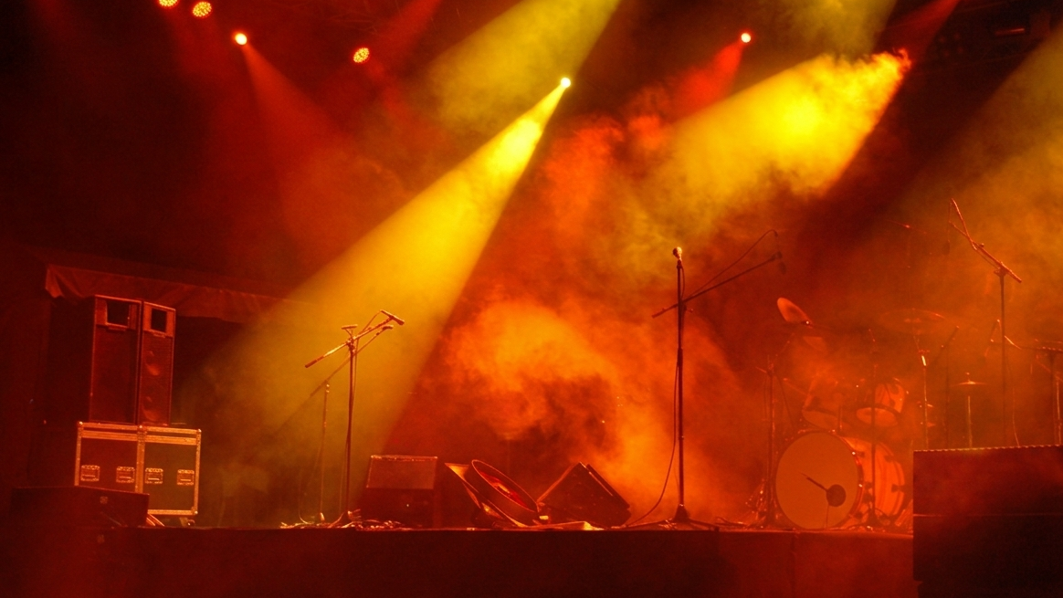 Bühne mit rotem Licht und Nebel